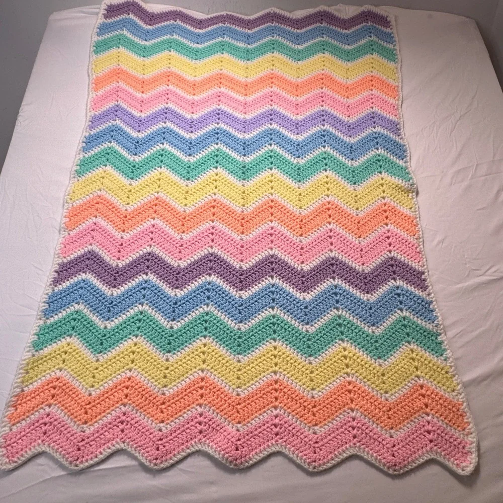 Handmade Crochet Baby Blanket Rainbow Pastel Chevron Scalloped Throw 43x32 inch